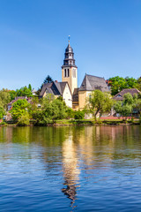Fototapeta na wymiar Herz Jesu Kirche im hessischen Kelsterbach an einem sonnigen Tag mit blauem Himmel in Deutschland