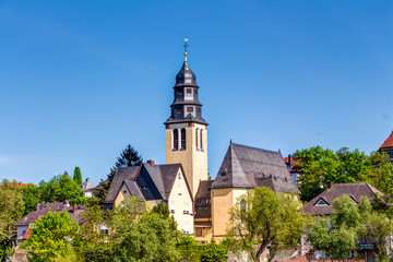 Herz Jesu Kirche im hessischen Kelsterbach an einem sonnigen Tag mit blauem Himmel in Deutschland