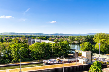 Eddersheimer Schleuse – Staustufe in Eddersheim: Blick über das Rhein-Main-Gebiet Richtung Taunus