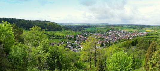 Fototapeta na wymiar weites Panorama von oben auf Dorf Gültlingen im Frühling im Nordschwarzwald