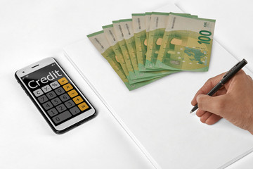 Darstellung Berechnung eines Kredit, Geld leihen bei einer Bank, aufschreiben der Kalkulation  
