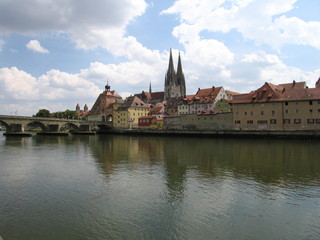 Naklejka premium Alstadtidyll Regensburg mit Dom und steinerner Brücke