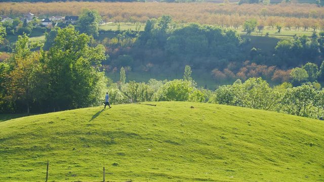 Un homme fait de la randonn&eacute;e en contre-jour dans la nature au abord des haute alpes lors d'un magnifique coucher de soleil.