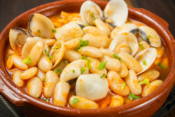 Pochas con almejas