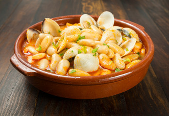 Pochas con almejas