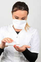 Jeune femme se lavant les mains avec du gel hydroalcoolique