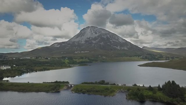 Mount Errigal drone pan over lake
