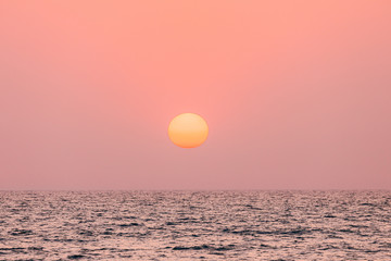 Natürlicher Farbsonnenuntergang-Sonnenaufgang-Himmel über Meer. Meereslandschaft mit strahlender untergehender Sonne am Meereshorizont