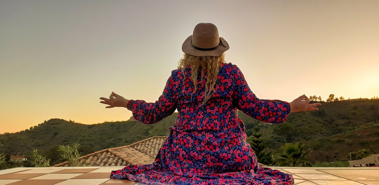 Mujer viendo Amanecer sobre el Tejado 