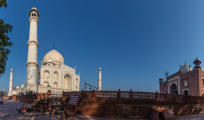 Fototapeta na wymiar Taj Mahal mosque close panorama, India