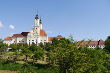 Fototapeta na wymiar Klosterkirche Barockkirche Kloster Roggenburg Streuobstwiese