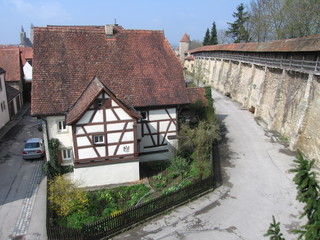 Fototapeta na wymiar Stadtmauer und Fachwerkhaus Rothenburg ob der Tauber