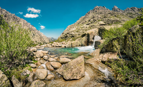 Marche dans la Restonica en Corse