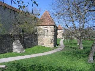 Fototapeta na wymiar Stadtmauer mit Wehrtürmen in der mittelalterlichen Stadt Rothenburg ob der Tauber in Franken