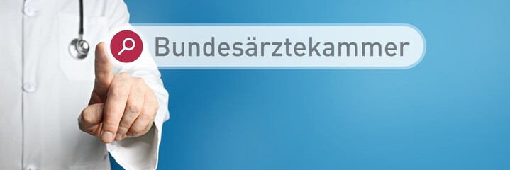 Bundesärztekammer. Arzt im Kittel zeigt mit dem Finger auf ein Suchfeld. Der Begriff...