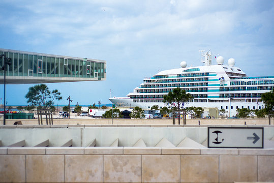 Bateau de croisi&egrave;re &agrave; Marseille