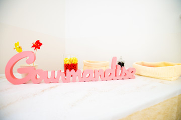 Décoration d'une salle de mariage avec gourmandise