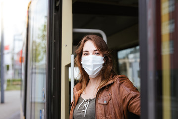 Frau mit Schutzmaske in Bahn