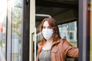 Frau mit Schutzmaske in Bahn