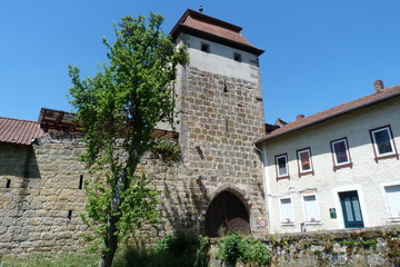 Fototapeta na wymiar Geiersberger Tor und Stadtmauer in Seßlach