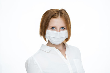 schöne Junge Frau mit medizinischem Mundschutz, Schutz vor Viren und Bakterien Covid-19 Coronavirus. Isoliert, freigestellt vor weißem Hintergrund