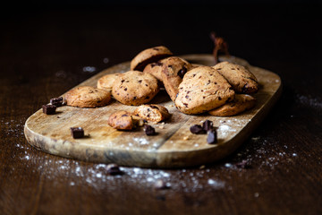 Cookies auf Holzbrett