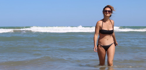 Bella ragazza in vacanze al mare - relax e divertimento