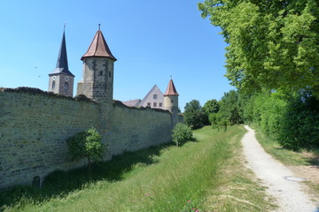 Fototapeta na wymiar Mittelalterliche Filmkulisse mit Stadtmauer in der Stadt Seßlach