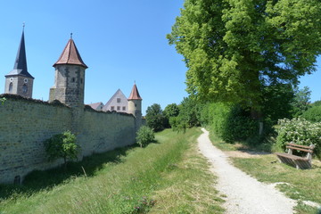 Fototapeta na wymiar Mittelalterliche Filmkulisse mit Stadtmauer in der Stadt Seßlach