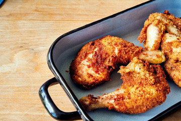 Frittiertes Backhendl Huhn aus Österreich mit frischem Salat
