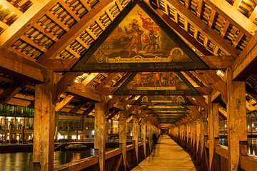 Kapellbrücke in der Nacht, Luzern, Schweiz