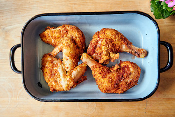 Frittiertes Backhendl Huhn aus Österreich mit frischem Salat