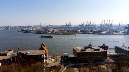 Fototapeta premium Hafen während der Corona Pandemie 2020 Wirtschaft Export Import Container Schiffe Windkraft