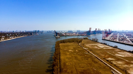Fototapeta na wymiar Hafen während der Corona Pandemie 2020 Wirtschaft Export Import Container Schiffe 
