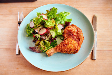 Frittiertes Backhendl Huhn aus Österreich mit frischem Salat