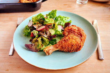 Frittiertes Backhendl Huhn aus Österreich mit frischem Salat