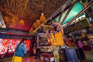 Obraz premium Inside the main hall of Phu Chau temple is elaborately decorated with many fragments of crockery, with a age of 3 centuries and is widely sought after by the sacred.