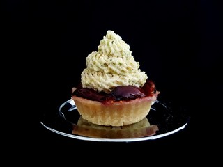 Caramelized fig tart with pistachio cream