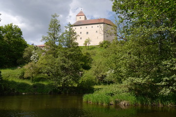 Fototapeta na wymiar Burg Trausnitz mit Fluss: Romantik Oberpfalz Jugendherberge