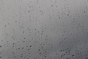 gocce di pioggia su una finestra durante una giornata di pioggia