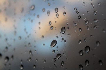 gocce di pioggia su una finestra durante una giornata di pioggia