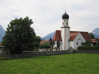 Kirche im oberbayerischen Dorf Wallgau in Bayern