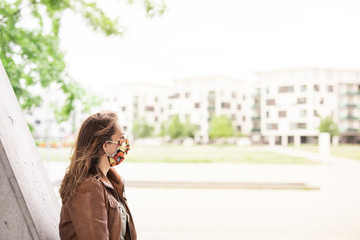 Frau mit Maske im Stadtpark