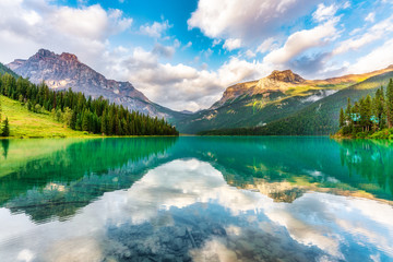 Fototapeta na wymiar Emerald lake in Yoho Np, British Columbia, Canada