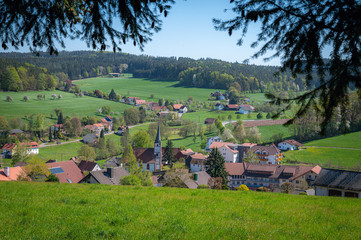 Wunderschöner Blick auf das Dorf Güttersbach im Odenwald