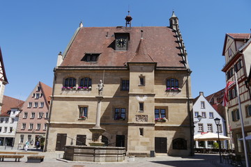 Fototapeta na wymiar Rathaus am Markt und Schweppermannsbrunnen in Weißenburg in Bayern