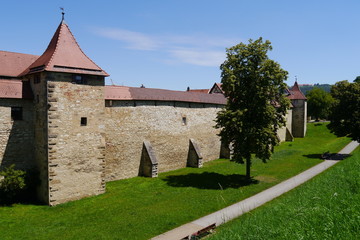 Fototapeta na wymiar Mittelalterliche Stadtmauer Weißenburg in Bayern