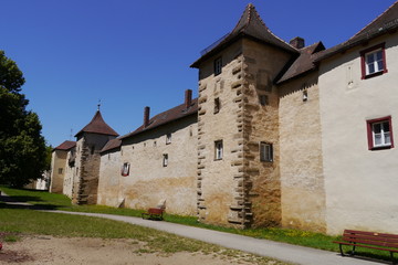 Fototapeta na wymiar Mittelalterliche Stadtmauer Weißenburg in Bayern
