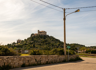 Obraz premium Blick zu einer Festung auf dem Berg eines Spanischen Dorfes