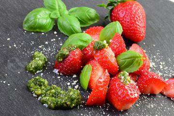 Erdbeeren mit Basilikum
